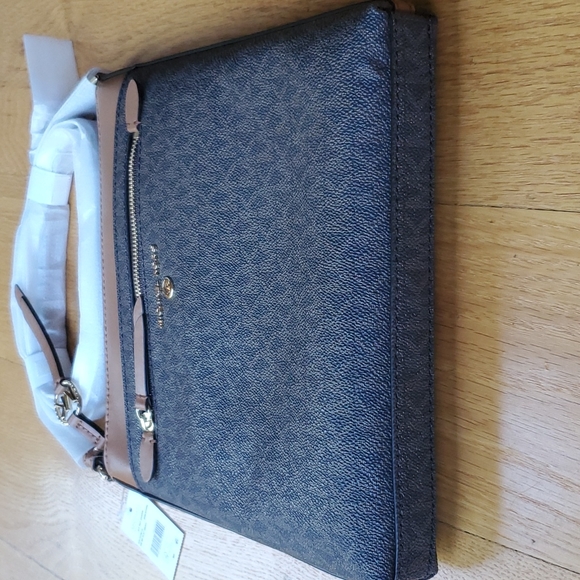 Michael Kors Jet Set Charm Signature Crossbody NWT - Picture 3 of 14